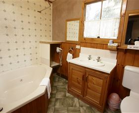 Crayfish Creek Van And Cabin Park And Spa Treehouse - 2032 Olympic Games 1