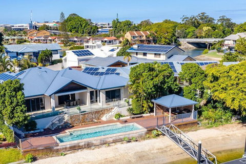 Maureen Waterfront Beach House - 2032 Olympic Games 3