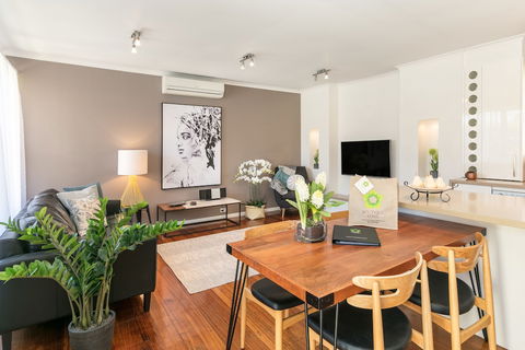 BOUTIQUE STAYS - Sandy Breeze 3 - 2032 Olympic Games 1