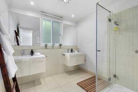 Hidden Bay - 5 BR Luxury Waterfront - 2032 Olympic Games 7