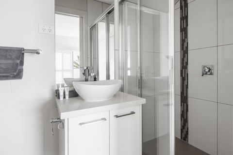 The Jetty Beach Apartment By Ready Set Host - 2032 Olympic Games 6