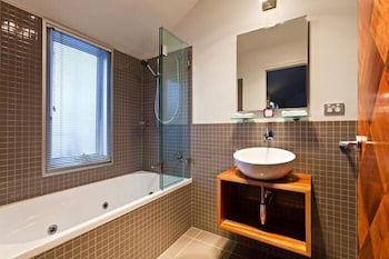 Twofourtwo Boutique Apartments - 2032 Olympic Games 2