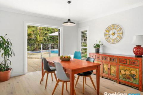 Modern Family Retreat 12 Minell Close - 2032 Olympic Games 1