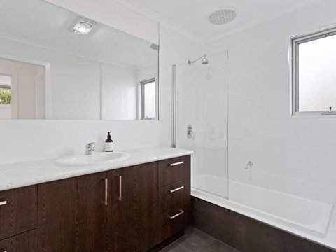 NORMANBY Coastal FREE WIFI & NETFLIX - 2032 Olympic Games 6