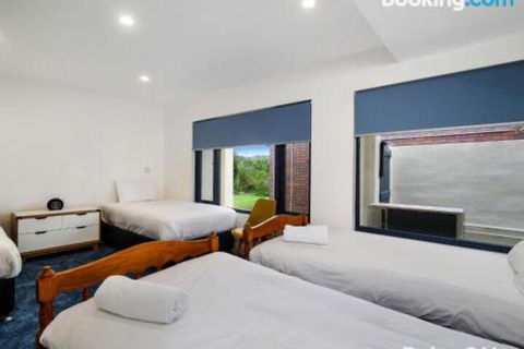 Beachfront Delight 14b Bareena Avenue - 2032 Olympic Games 5