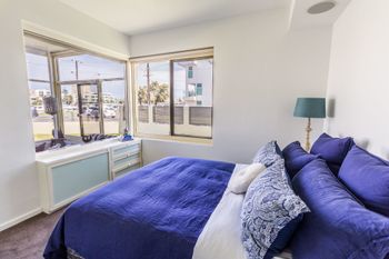 Serene Marinafront 3BR Retreat - 2032 Olympic Games 1