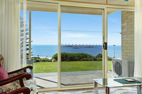 The Dolphins Beachfront Apartments - 2032 Olympic Games 6