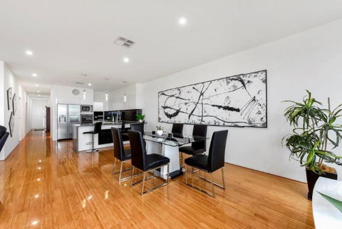 BENGALEE EXECUTIVE TOWNHOUSE- MODERN & STYLISH - 2032 Olympic Games 12