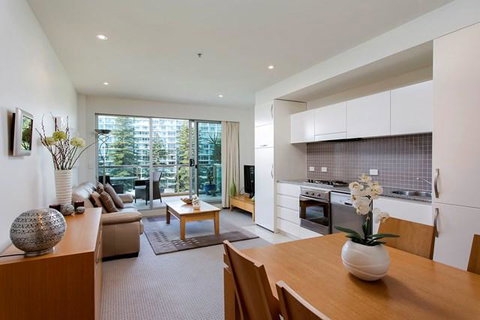 Glenelg Holiday Apartments-Pier - 2032 Olympic Games 1