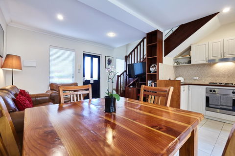 Fremantle Townhouse Unit 6 - 2032 Olympic Games 0