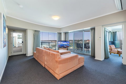 A 406 FANTASTIC OCEAN BEACH And MARINA VIEW APT - MANDURAH - 2032 Olympic Games 0
