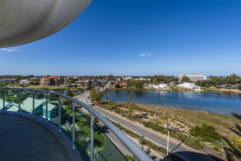 A 406 FANTASTIC OCEAN BEACH And MARINA VIEW APT - MANDURAH - 2032 Olympic Games 11