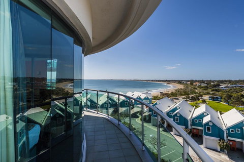A 406 FANTASTIC OCEAN BEACH And MARINA VIEW APT - MANDURAH - 2032 Olympic Games 9