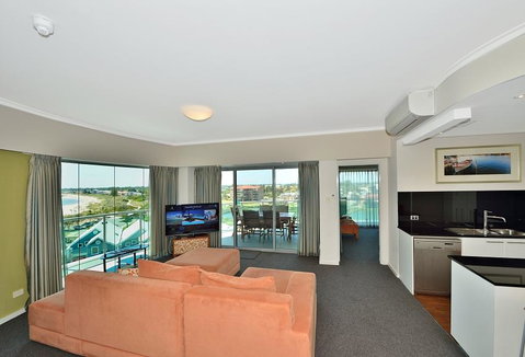 A 406 FANTASTIC OCEAN BEACH And MARINA VIEW APT - MANDURAH - 2032 Olympic Games 10