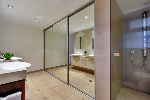 Oceana Darwin Central Oceanfront 3 Bedroom 2 Lounge Room Pool Gym Tennis Court Sleeps 9 - 2032 Olympic Games 3