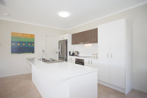Petrie Beach Holiday Home - 2032 Olympic Games 3