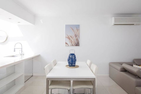 Stylish Executive Apartment With Balcony - 2032 Olympic Games 3