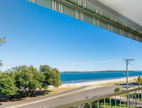 VIEWS VIEWS VIEWS! Front Top Floor Waterfront Unit - Chnook Apartments South Esp, Bongaree - 2032 Olympic Games 0
