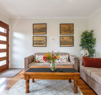Spacious Bungalow5min walk to station5min to Box HillWiFiParking
