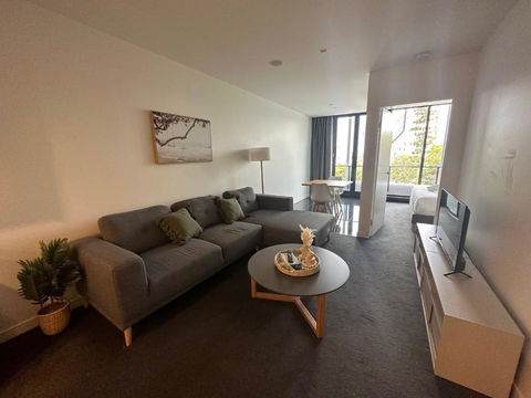 1BR Apt With Parking And Pool Near Shops - 2032 Olympic Games 0