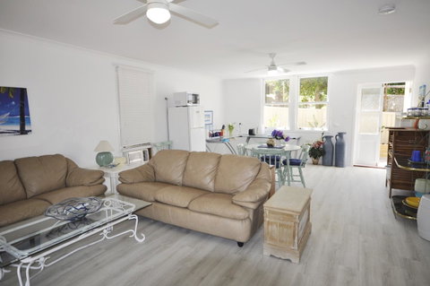 Retro Beach Flat - 2032 Olympic Games 14