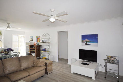 Retro Beach Flat - 2032 Olympic Games 4