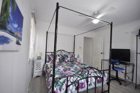 Retro Beach Flat - 2032 Olympic Games 7