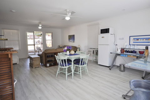 Retro Beach Flat - 2032 Olympic Games 10