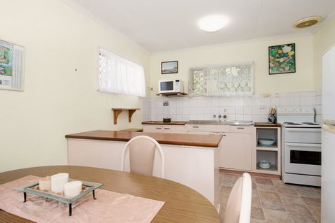 Lowset, Pet Friendly Cottage - Sunset Ave, Bongaree - 2032 Olympic Games 1