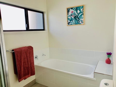 DAYDREAMING Airlie Beach, Water Views & Only 200m To Boardwalk. - 2032 Olympic Games 3