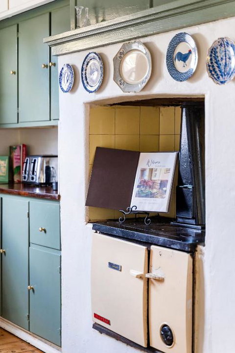 Deodar Cottage Amid Century Old Trees - 2032 Olympic Games 2