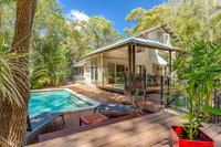 7 Naiad Court - Rainbow Shores Perfect Beach House Swimming Pool and Walk To Beach Aircon Wi-Fi