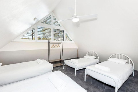 Eagle Bay Beach Lodge - 1 Street Back From Stunning Eagle Bay! - 2032 Olympic Games 2