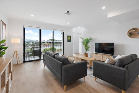 East Meets West At Victor U3-13 Central Dr VH-No Linen Included - 2032 Olympic Games 3