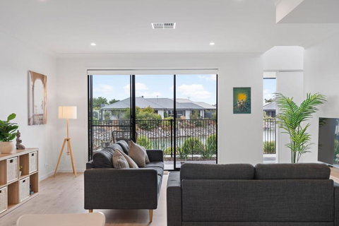 East Meets West At Victor U3-13 Central Dr VH-No Linen Included - 2032 Olympic Games 4