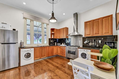 Edwina Suite II - Fireplace, Elegant Heritage Home - 2032 Olympic Games 4