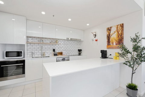 Elegant 3-Bed With Stunning Views Close To Shops - 2032 Olympic Games 3