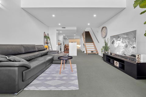 Entire 2 Bedroom Penthouse With Carpark - 2032 Olympic Games 1