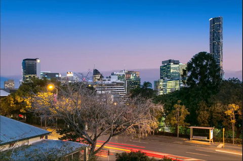 Entire 2 Bedroom Penthouse With Carpark - 2032 Olympic Games 3