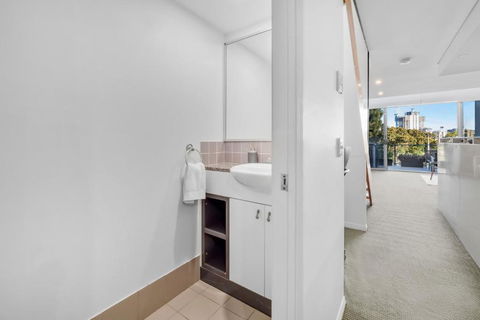 Entire 2 Bedroom Penthouse With Carpark - 2032 Olympic Games 4