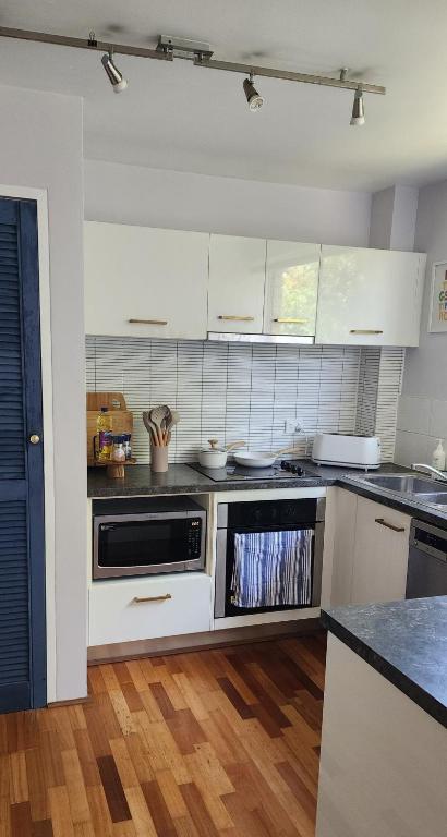 Funky Vibes 2 Bedroom Gem - 2032 Olympic Games 4
