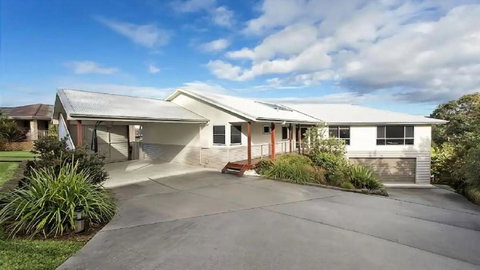 Glossies Coastal Retreat - 2032 Olympic Games 0