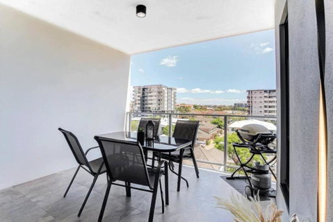 Modern 2-Bed 2-Bath - Walk To Hospital & Westfield - 2032 Olympic Games 3