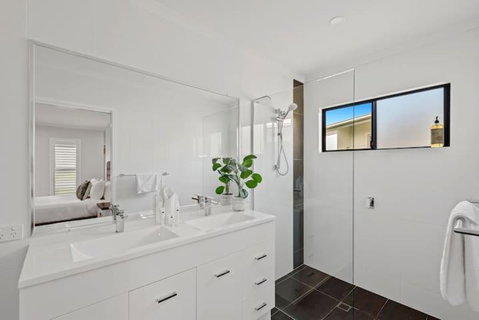 Private Mudjimba Beach Abode - 2032 Olympic Games 2