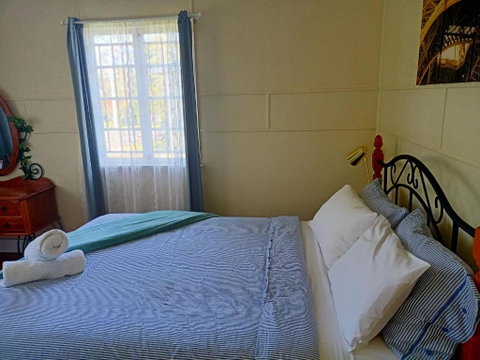 Quiet Private Central Cozy 3bdrm FREE Parking - 2032 Olympic Games 1