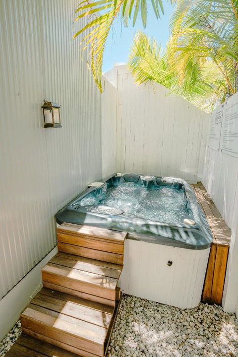 Private Outdoor Spa, Fire Pit, Cinema Room - THE COTTAGE COOLUM BEACH - 2032 Olympic Games 0