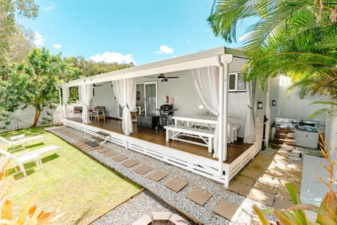 Private Outdoor Spa, Fire Pit, Cinema Room - THE COTTAGE COOLUM BEACH - 2032 Olympic Games 1