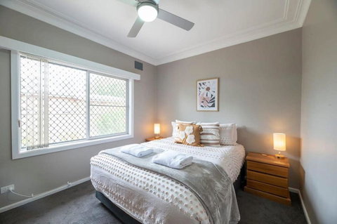 Roycox Cottage - Charming Escape, Fireplace - 2032 Olympic Games 1