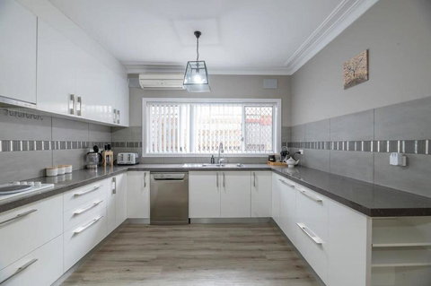 Roycox Cottage - Charming Escape, Fireplace - 2032 Olympic Games 2