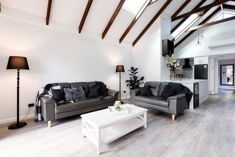 Salt & Pepper; Beautiful Town House In Margs! - 2032 Olympic Games 1